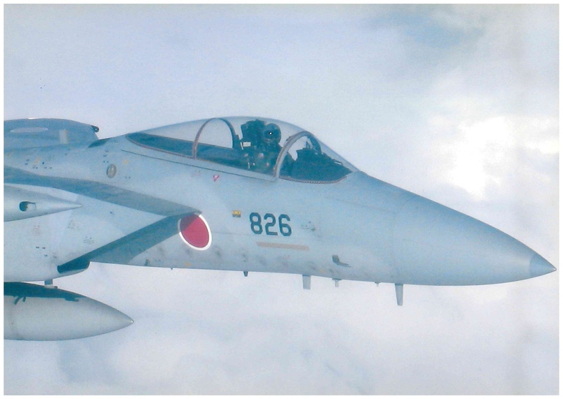 Дежурные полеты: 1) Японский летчик на F-15, 2) Японский летчик на F-4