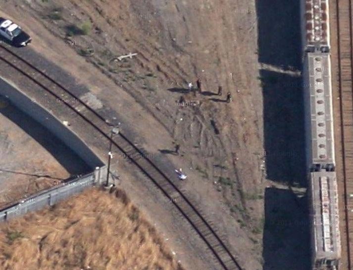 Это очень похоже на мертвое тело, лежащее возле железной дороги, рядом с которой полицейские ищут улики. очень надеемся, что это съёмки ещё какого-нибудь шоу google maps, в мире, карта, люди, подборка, прикол, юмор