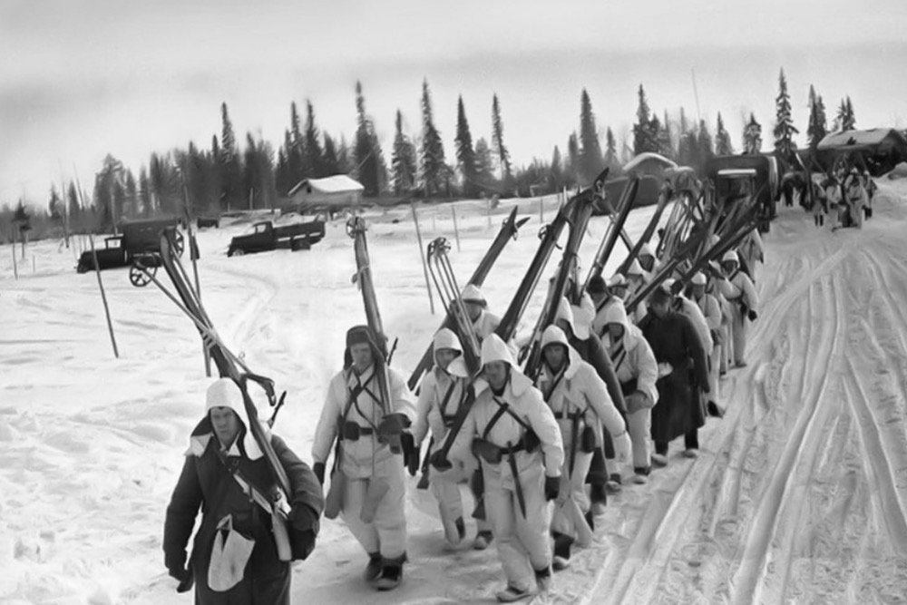 Лыжники Красной Армии направляются на позиции. Февраль 1940 года. / Советско-финляндская война. 1939-1940. Бои на Карельском перешейке. Фотоальбом.