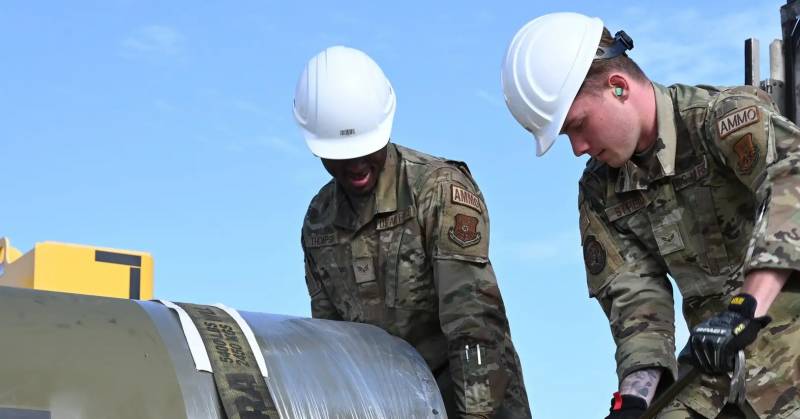 Авиабомбы GBU-57A/B MOP: новые фото и новые подробности Авиабомбы GBU-57A/B MOP: новые фото и новые подробности оружие