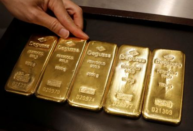 An employee shows gold bullions at Degussa shop in Singapore June 16, 2017. Picture taken June 16, 2017. REUTERS/Edgar Su