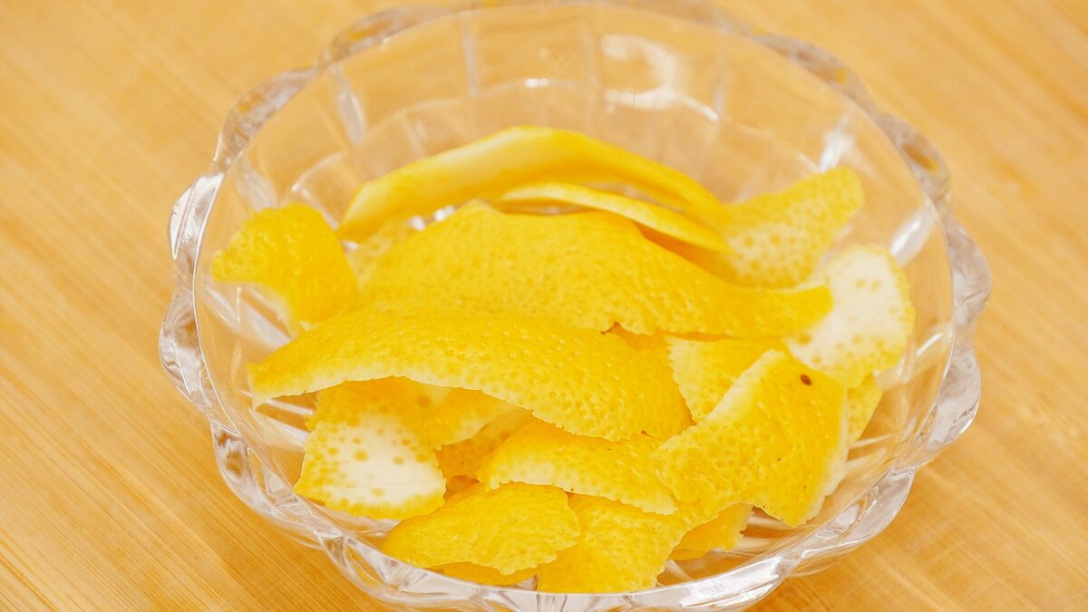 Нам понадобится один небольшой толстокожий лимон. Снимаем с него цедру с помощью острого ножа. Снимаем только жёлтую часть, стараясь белую оставлять на лимоне.
