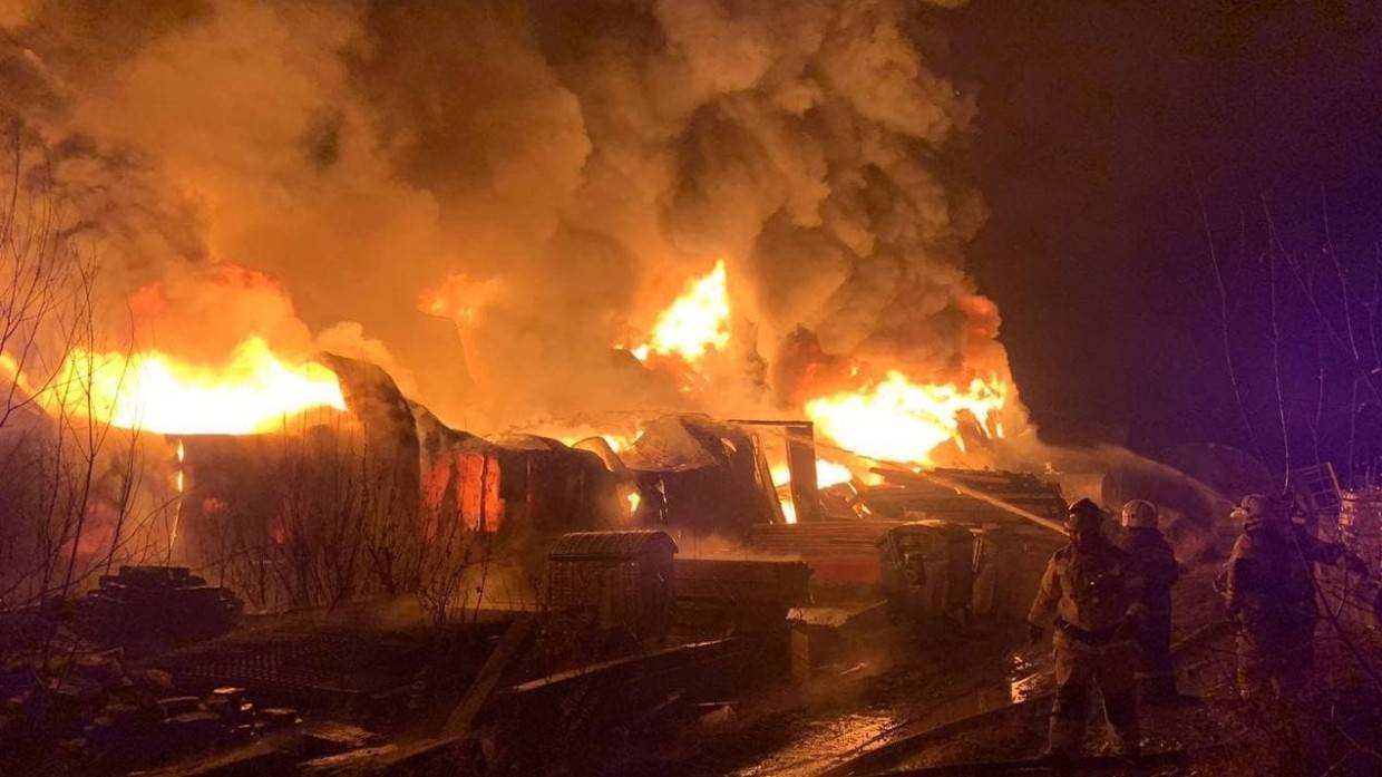 Пожар охватил склад с мебелью на площади 1000 квадратных метров в ХМАО