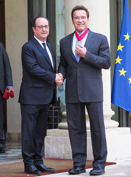 Арнольд Шварценеггер получил почетную награду из рук президента Франции Франсуа Олланда