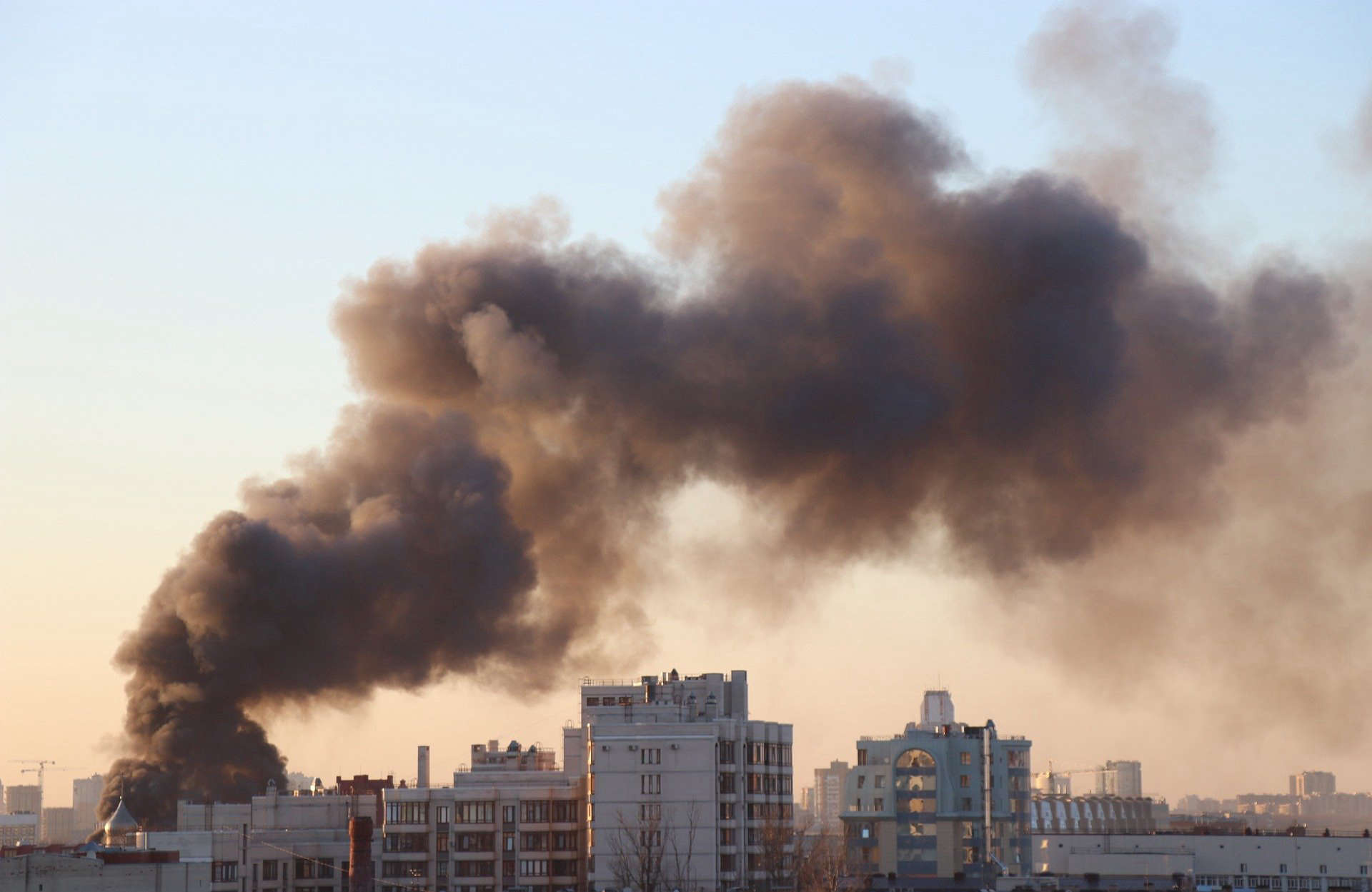 Огонь охватил магазин «Изюм» в Донецке после попадания снаряда ВСУ Происшествия