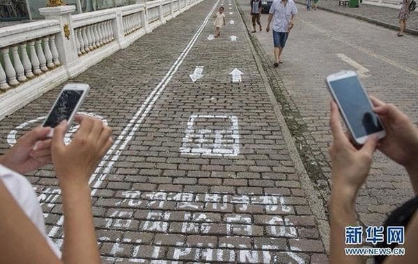 10. В Китае есть специальная разметка на тротуаре для пешеходов со смартфонами интересное, китай, мир, неожиданно, познавательно, страна, факты, фото