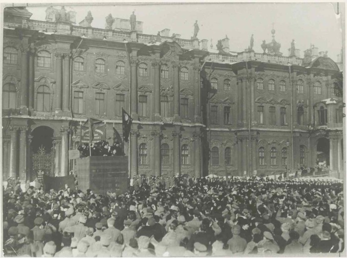  Рабочие Петрограда приветствующие делегатов на первом конгрессе Коммунистического интернационала. Март, 1919 года.