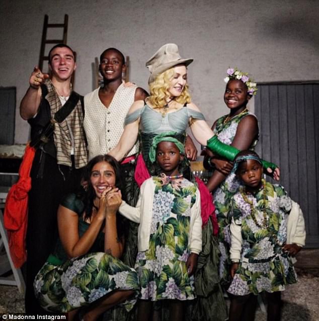 Мадонна показала всех детей