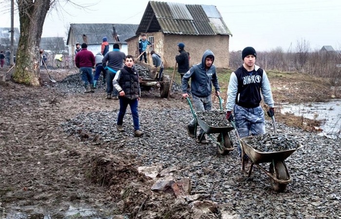 Дорога до села и на четырёх улицах.