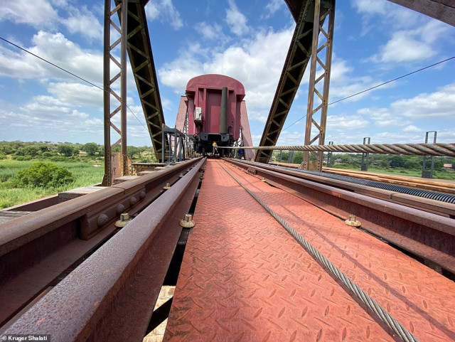 Поезд-отель на мосту над рекой в Африке