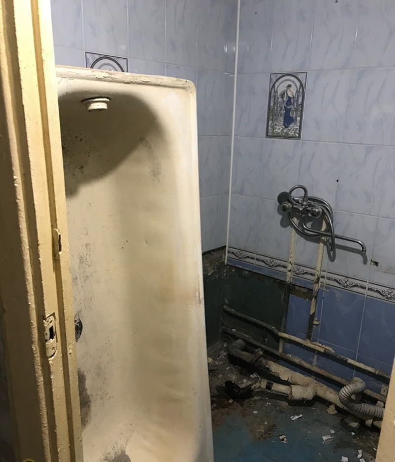 Парень в 22 года сделал ремонт ванной комнаты в подарок маме. Всё своими руками! Парень в 22 года сделал ремонт ванной комнаты в подарок маме. Всё своими руками! архитектура,декор,дизайн,жилье,инструмент,интерьер,квартира,недвижимость,полезные советы,ремонт,строительство,стройматериалы,текстиль