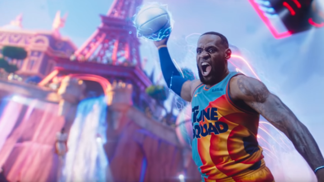 Леброн Джеймс стал Робином в новом ролике по «Космическому джему — 2»