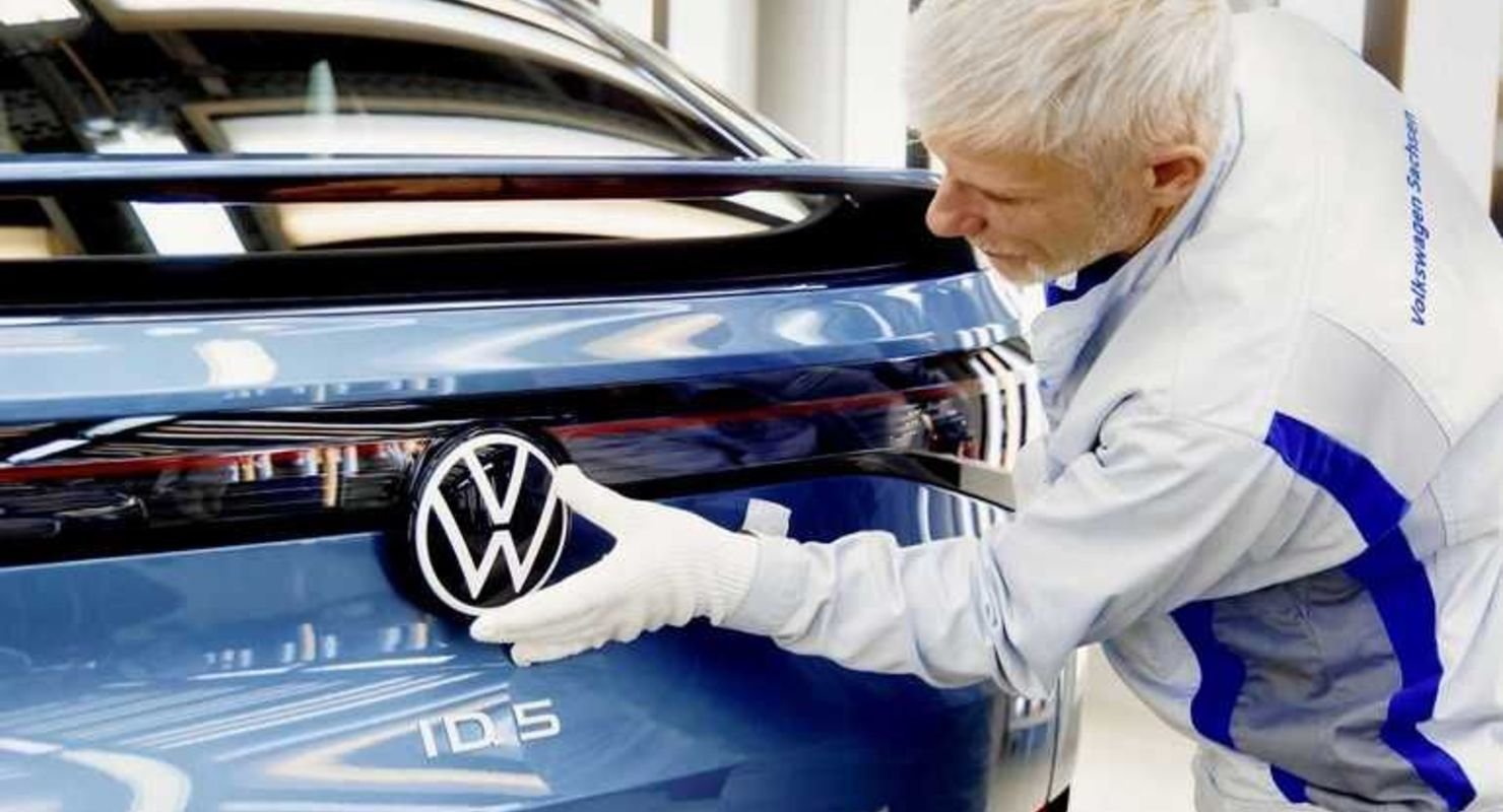 Volkswagen начал серийное производство купе-кроссовера ID.5 в Германии Автомобили