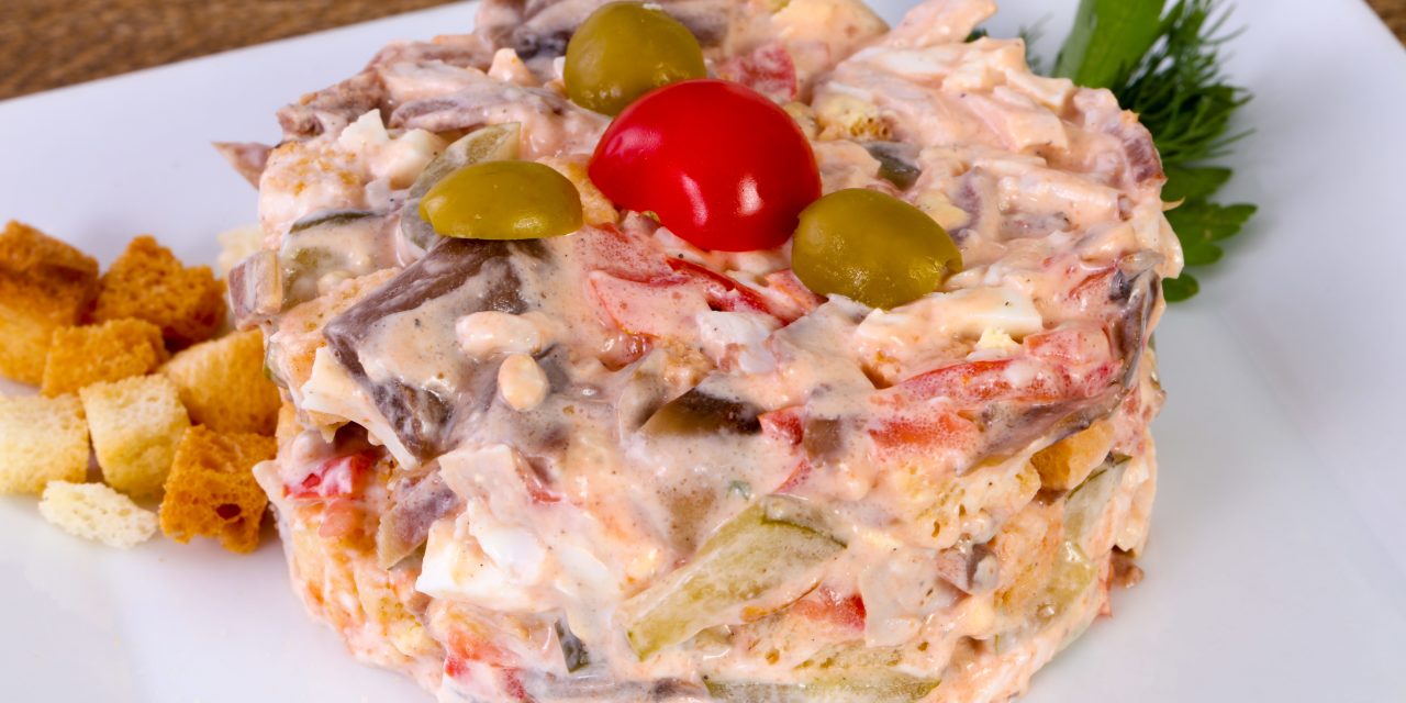 10 классных салатов с солёными огурцами кулинария,салаты