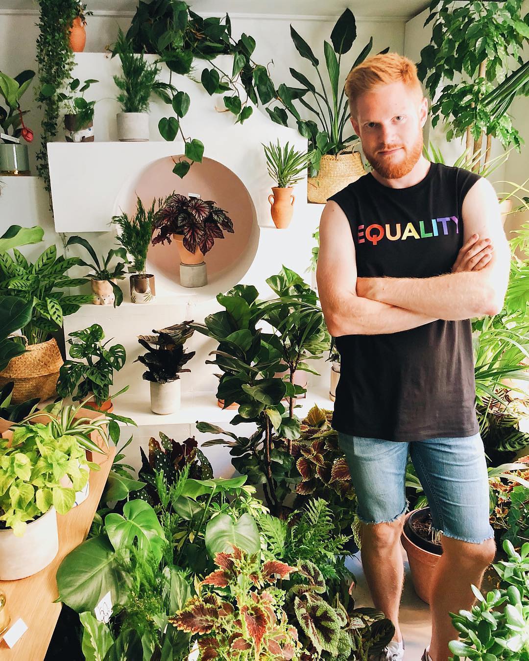 Популярный Instagram-аккаунт «Boys with Plants», где полуголые мужчины позируют с растениями 