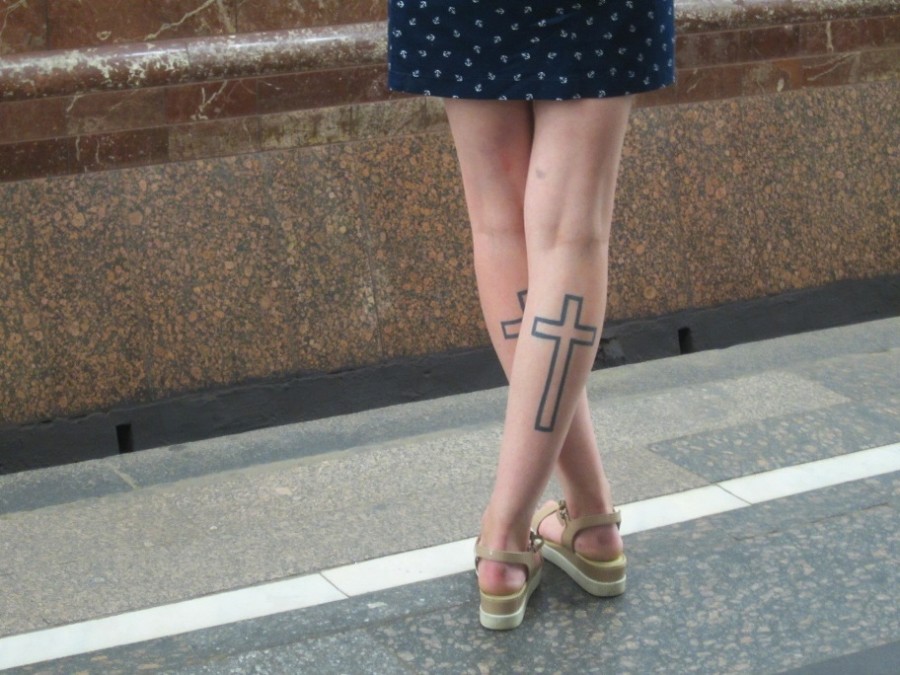 Почему крест в ногах. Ноги крестом. Тату крест на ноге. Крест на женской ноге. Ноги крестом у девушки.