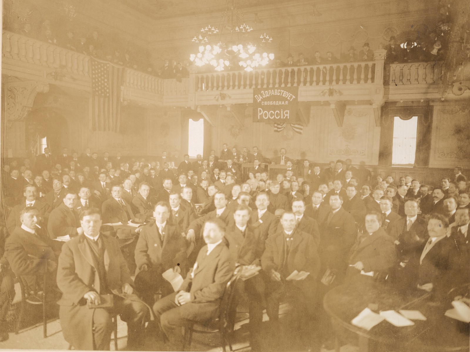 1917. Фракция большевиков преобладает на собрании русских эмигрантов в Нью-Йорке. Май