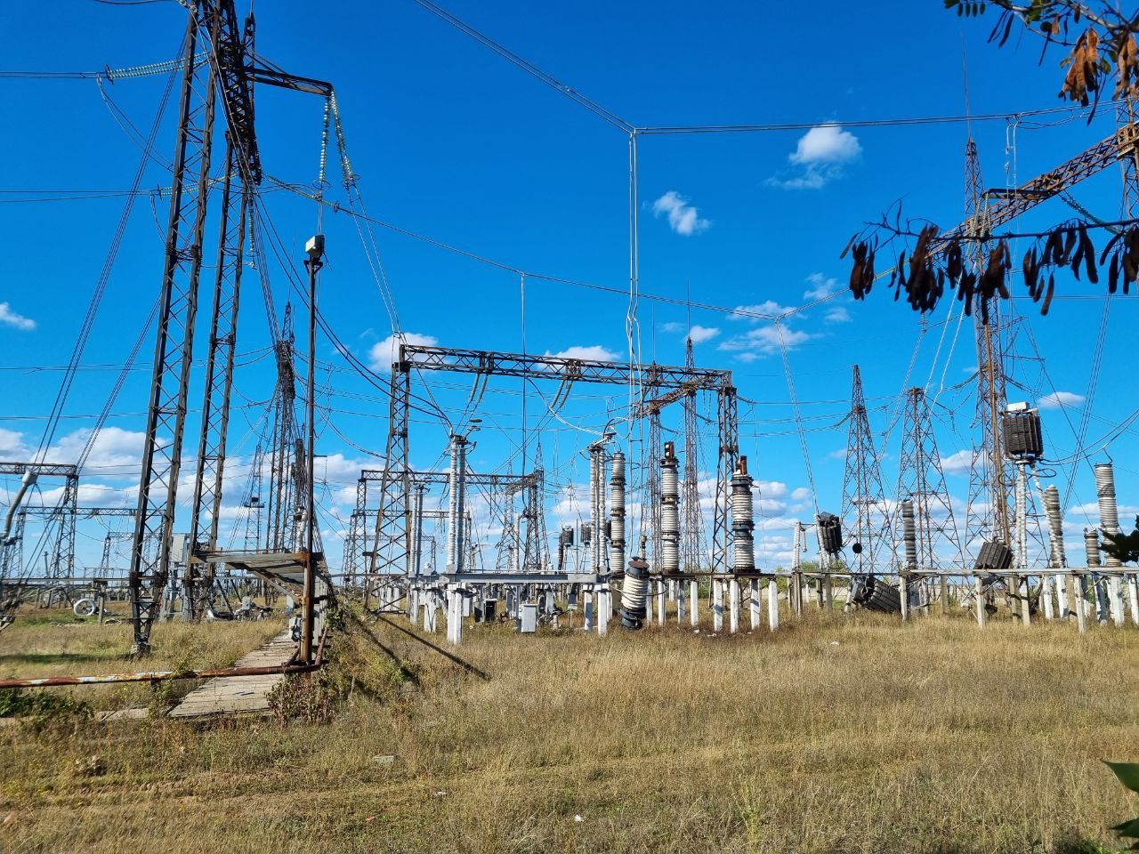 Военкор ФАН Симонов первым побывал на стратегически важной подстанции «Донбасская», отбитой у ВСУ Военкор ФАН Симонов первым побывал на стратегически важной подстанции «Донбасская», отбитой у ВСУ Весь мир,Видео,Военкоры ФАН