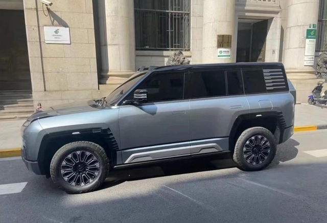 Электрический внедорожник BYD YangWang U8 замечен на улицах Шанхая без камуфляжа