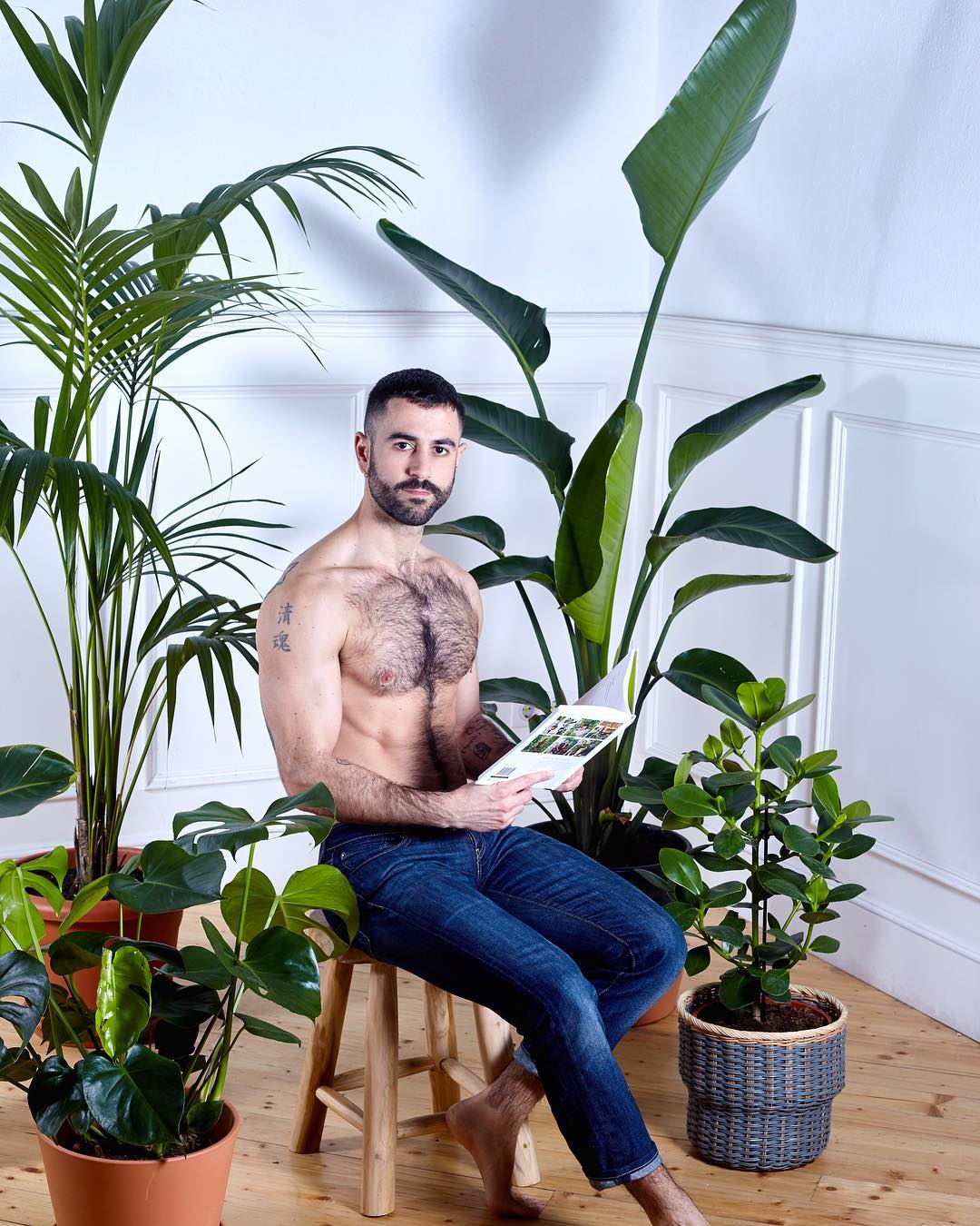 Популярный Instagram-аккаунт «Boys with Plants», где полуголые мужчины позируют с растениями 