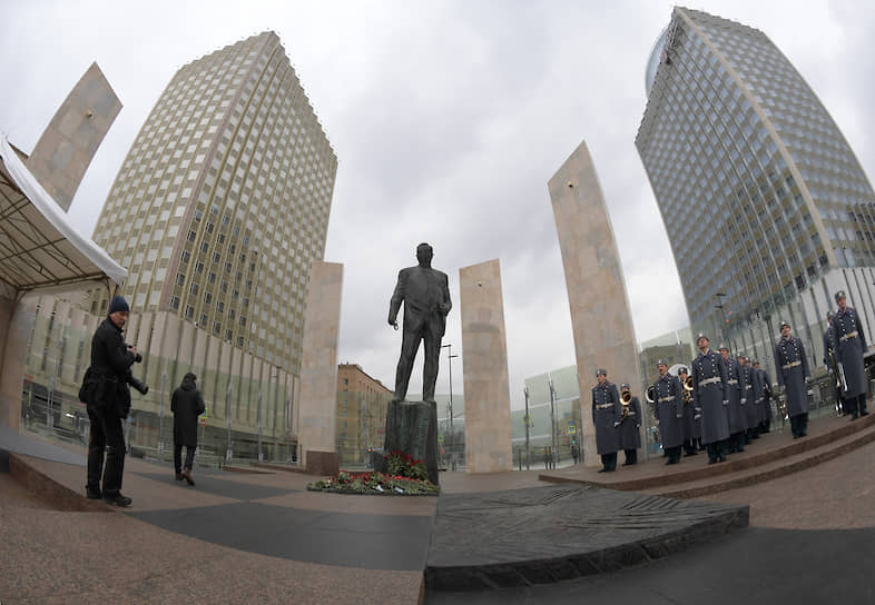 Памятник Евгению Примакову в Москве