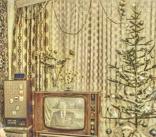 На комоде времен СССР стоит телевизор...