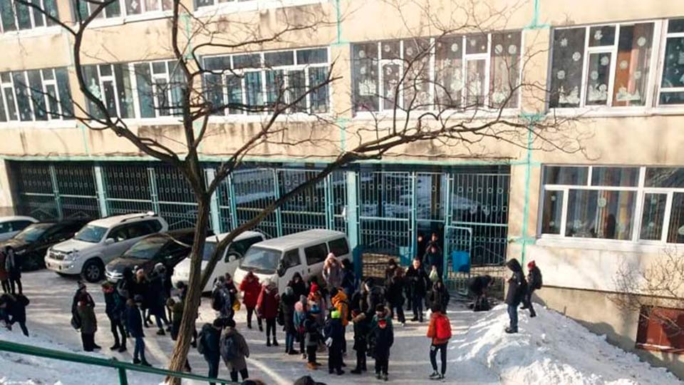 Школа заминирована новости. Школа 13 Владивосток. Минирование школ. Террористы в школе Хабаровске. Бомба в школе.