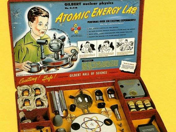 10 ужасающе опасных игрушек XX столетия