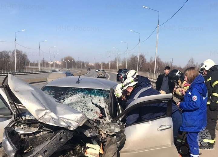 В Брянске на новой дороге-дамбе легковушка столкнулась с дорожной машиной