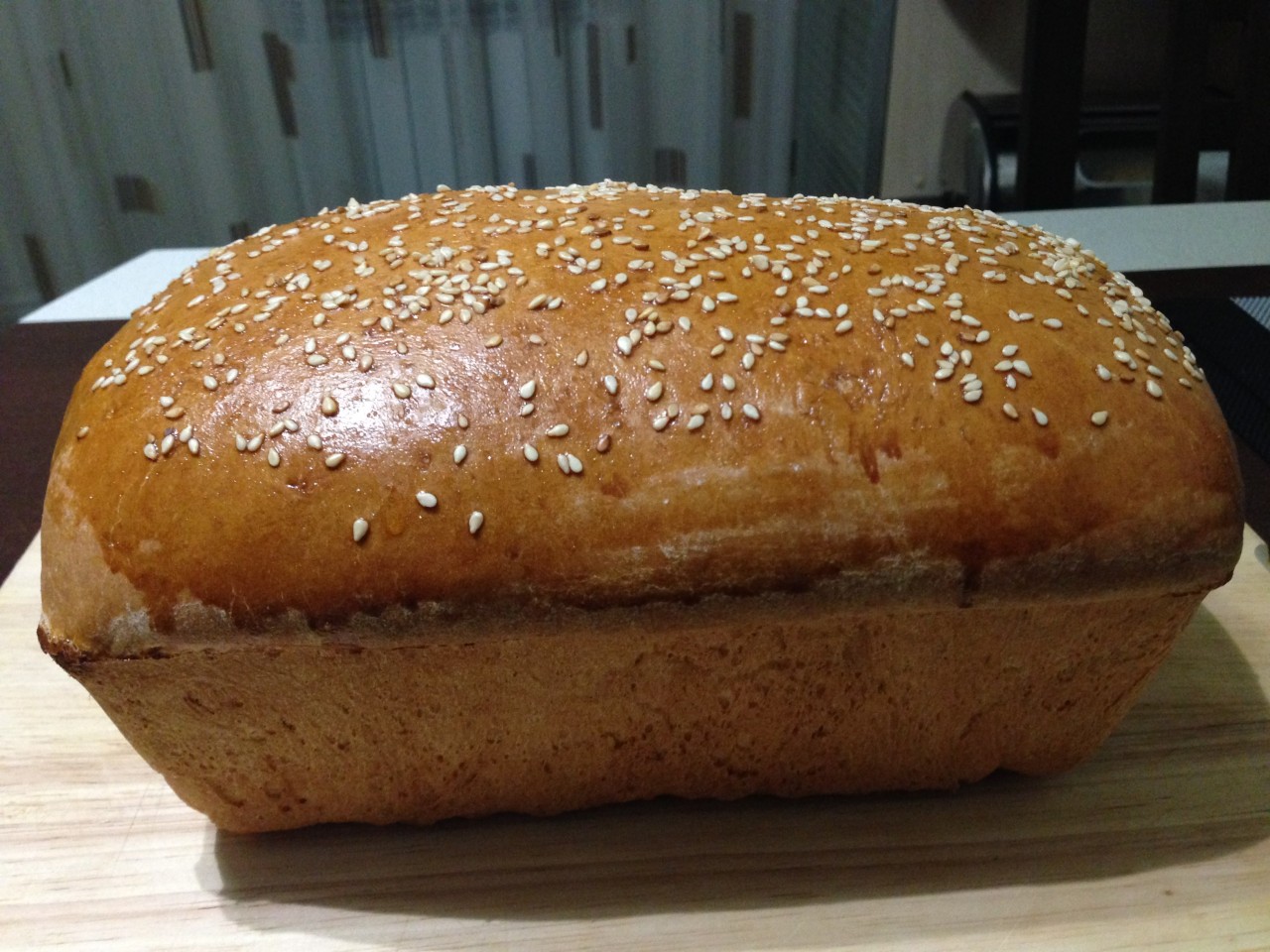 Хлеб на сыворотке в духовке в домашних. Кунжутный хлеб. Хлеб на сыворотке. Хлеб на сыворотке Коломенское. Рецепт выпечки хлеба на сыворотки.