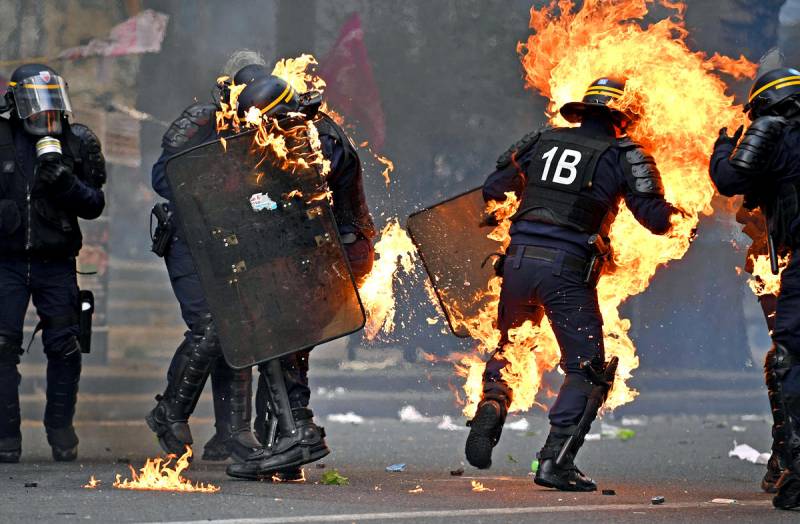 «Сгорел сарай, гори и хата!»: во Франции решается судьба Европы