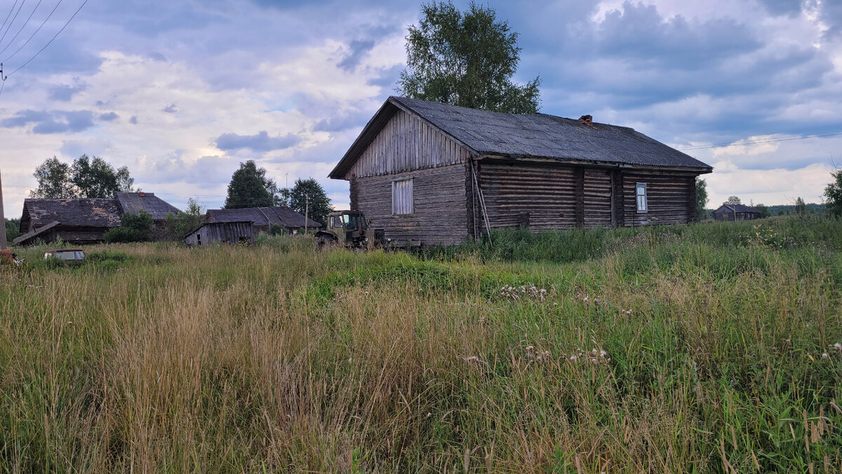 По всей России разбросаны десятки тысяч брошенных деревень и сел. Целые вымирающие области, где нет ни единой души. Я покажу нетронутую деревню, где возможно прикоснуться к прошлому.-10-3