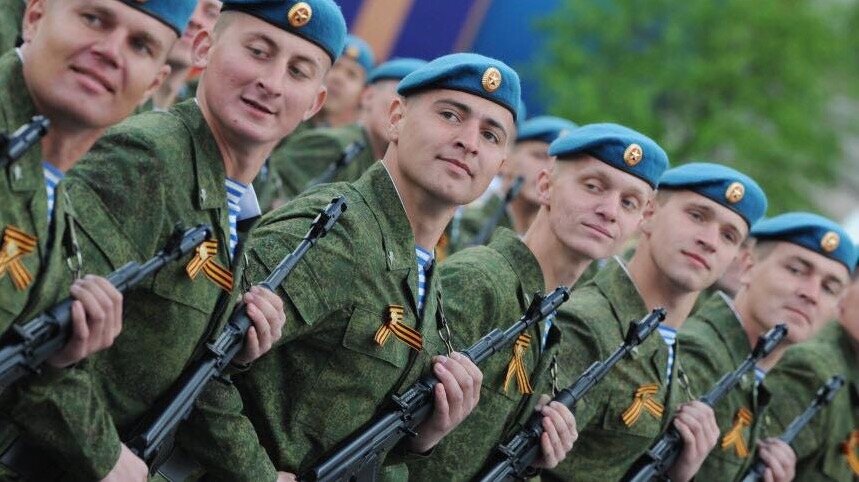 5 мая 2011. Строй солдат. Строй молодых солдат. Молодые солдаты. Солдат улыбается.