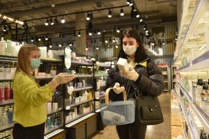 Более 50 нарушителей масочного режима выявили в торговых центрах ЦАО. Фото: Пелагея Замятина, «Вечерняя Москва»