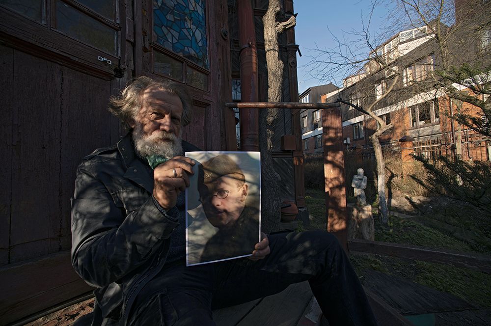 Скульптор Александр Позин держит в руках фотографию своего деда, ветерана Великой Отечественной войны Михаила Давыдовича Позина. Санкт-Петербург.