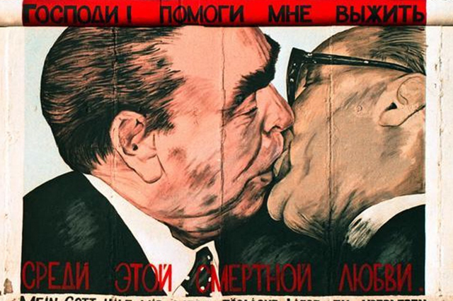 Скончался художник Дмитрий Врубель, автор известного граффити "Братский поцелуй"