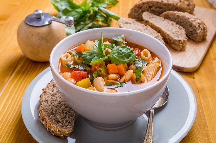 Итальянский суп с сезонными овощами и макаронами
