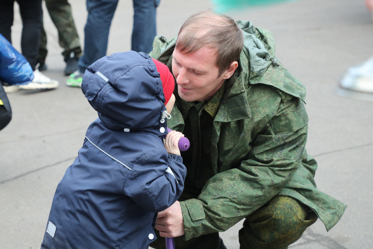 Многодетный отец 3 ребенка мобилизация отсрочка. Поддержка семей военнослужащих. Поддержка солдат. Мобилизация в России. Семьи мобилизованных.