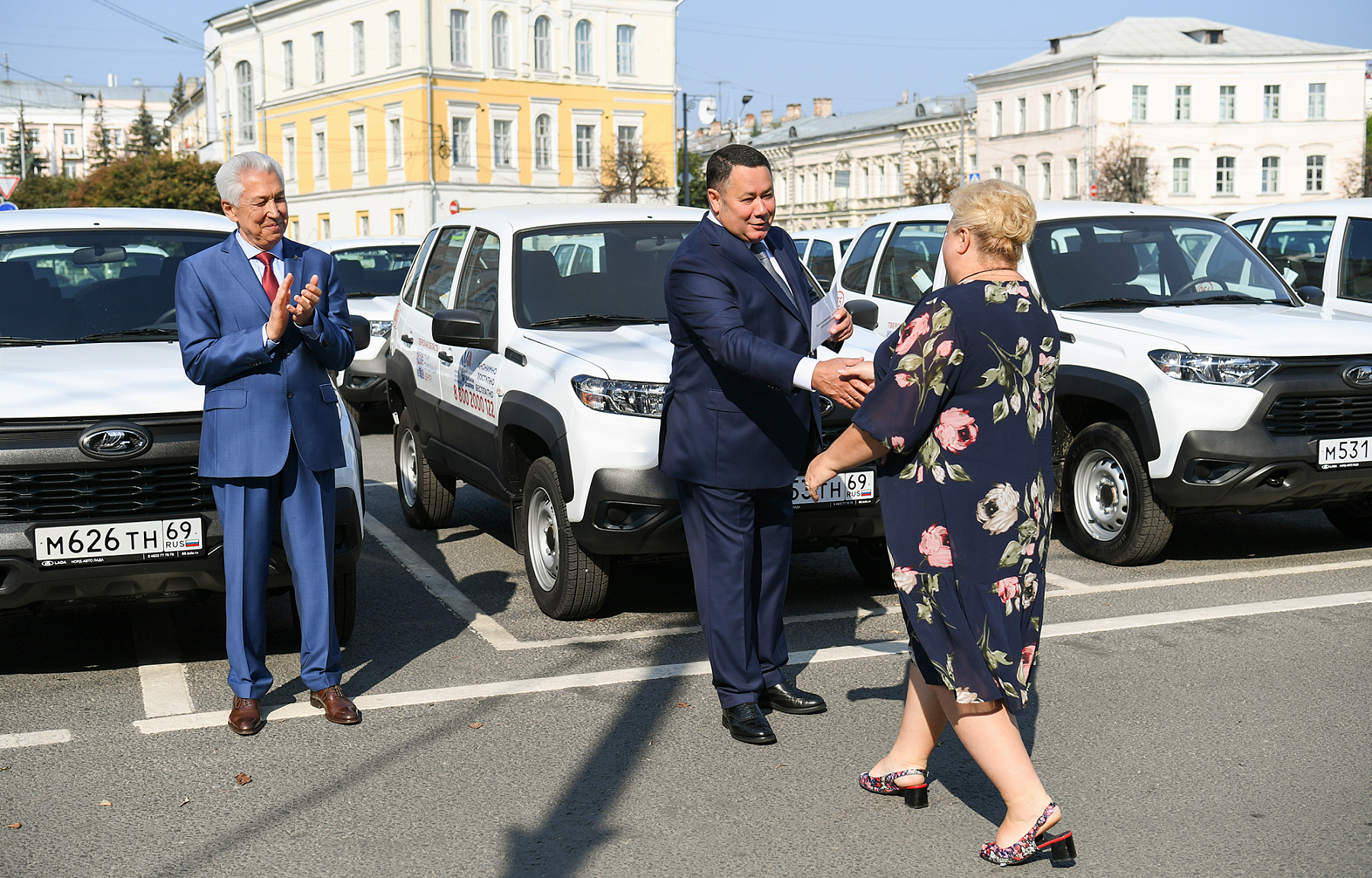 Семейные центры, школы и амбулатории Тверской области получили новый транспорт