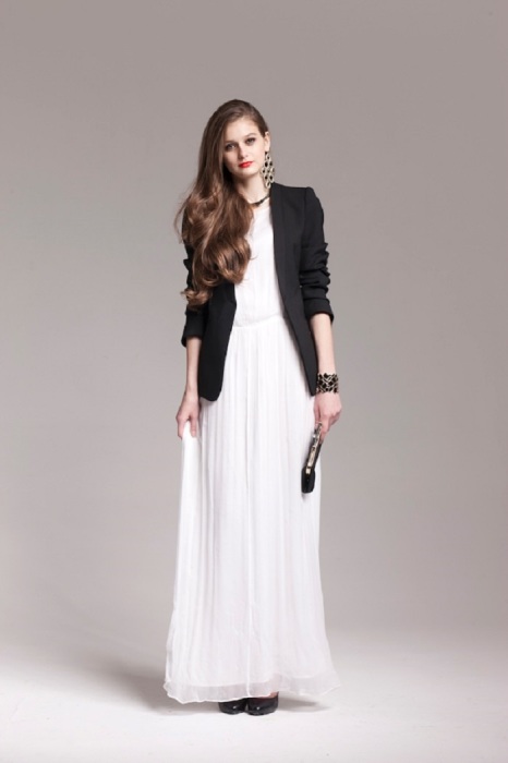 Белое платье с черным пиджаком и массивными аксессуарами - идеальным вечерний образ. / Фото: vplate.ru