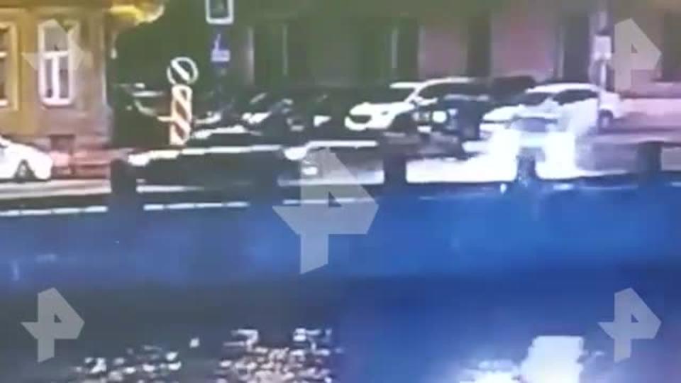 Видео: автомобиль протаранил дом в Петербурге, уходя от погони