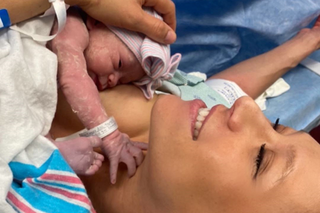 Анна Курникова и Энрике Иглесиас поделились первыми фотографиями своего новорожденного ребенка