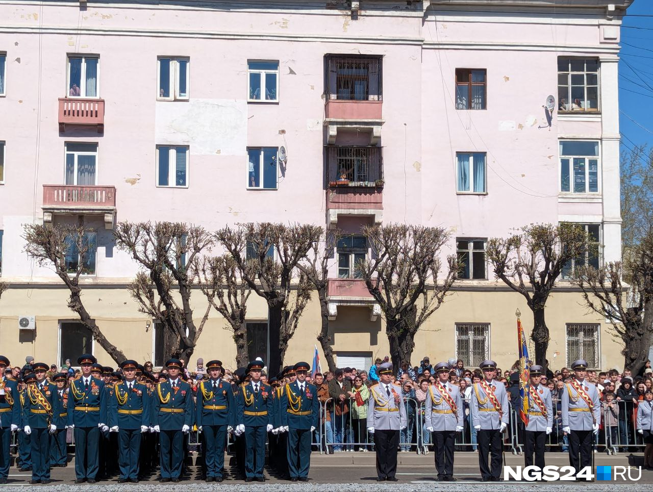 Жителям Красраба в Красноярске запретили смотреть на парад 9 Мая из окон