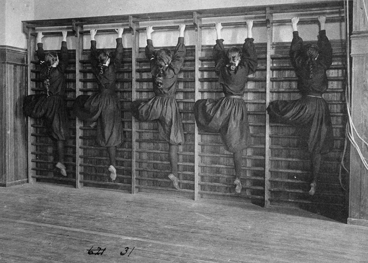 «Ретрофизра»: как проходили уроки физкультуры в 1895-1937 годах