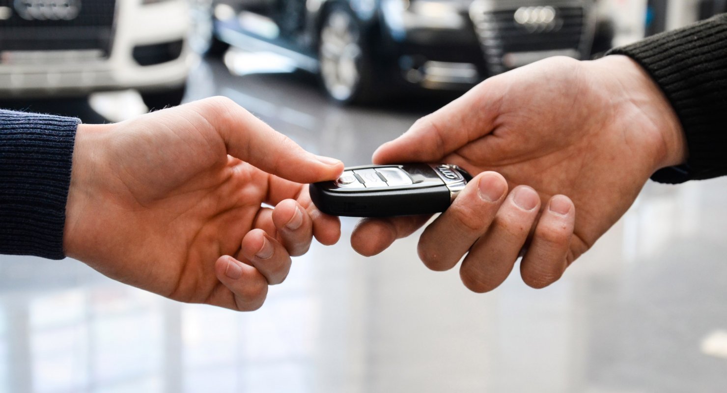 Как покупать и продавать подержанный автомобиль через Госуслуги