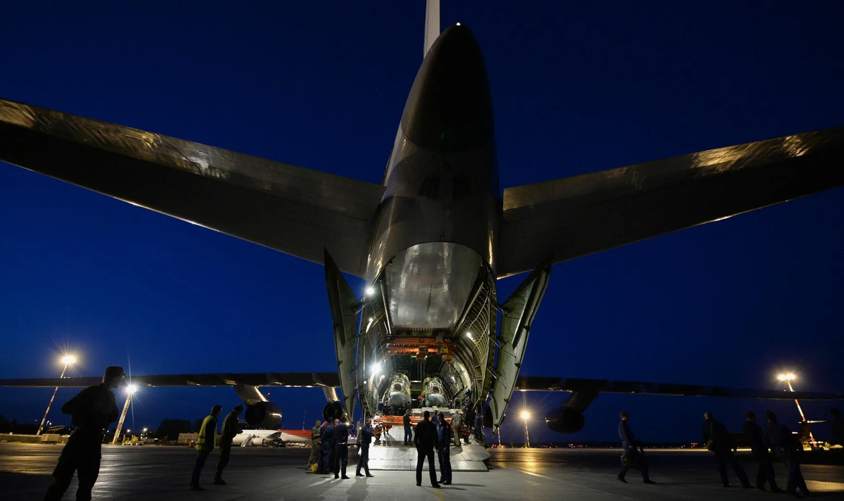 Разгрузка на тяжёлом транспортном самолёта - Ан-124. Фото из открытых источников.