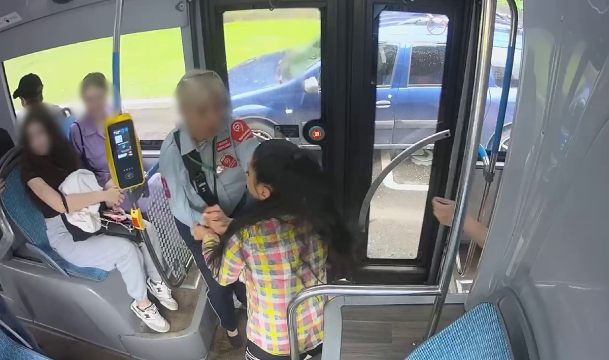Гражданка Узбекистана начала избивать контролера в автобусе. Видео