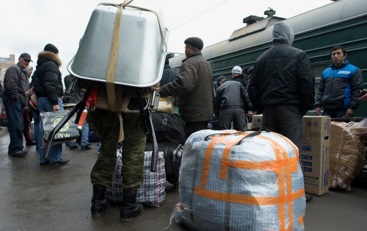 Мигранты массово покидают Россию.