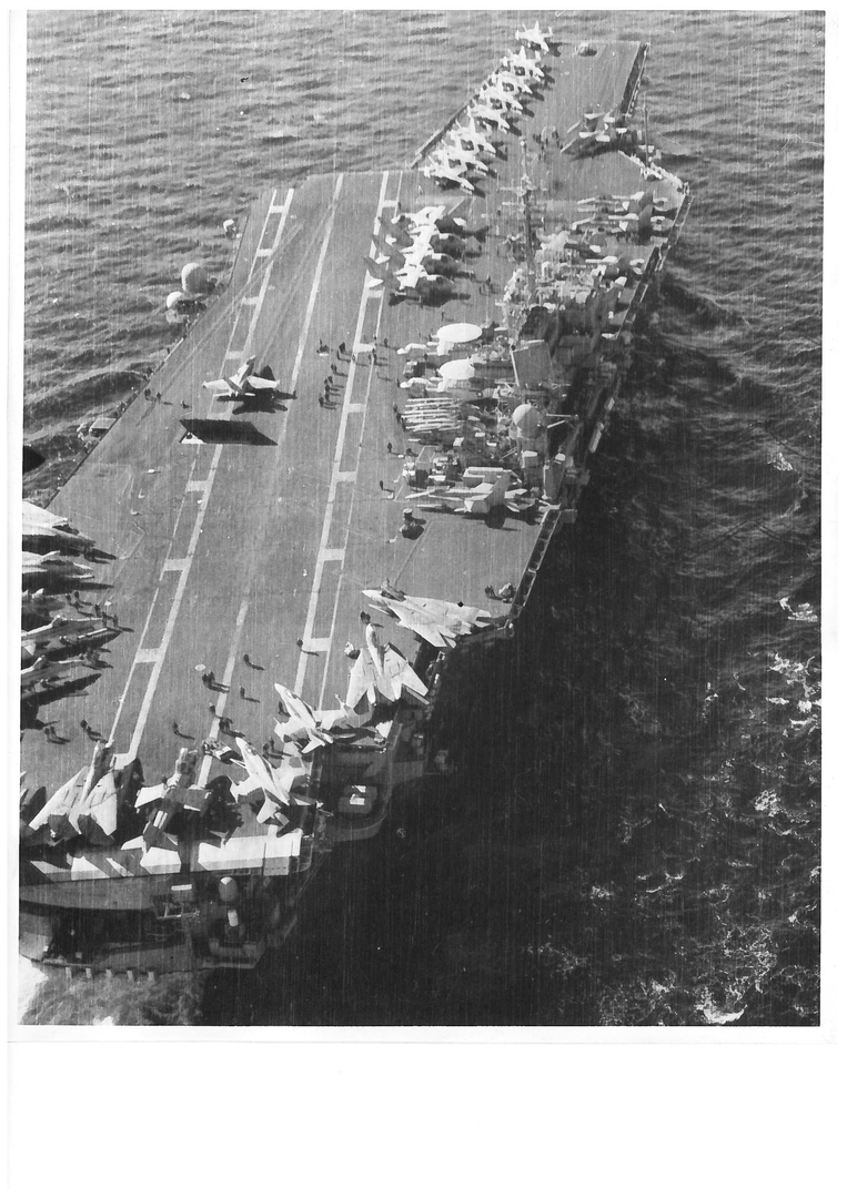 1) Палуба Китти Хок, 2) Танкер, 3) Авианосец и танкер (прокрутите фото, нажав на стрелку справа)