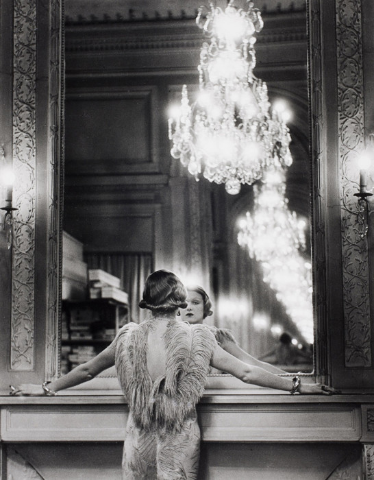 Модель, смотрящаяся в большое зеркало. Париж, Франция, 1932 год.